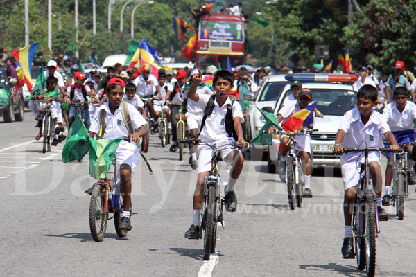 Isipathana-Thurstan cycle parade